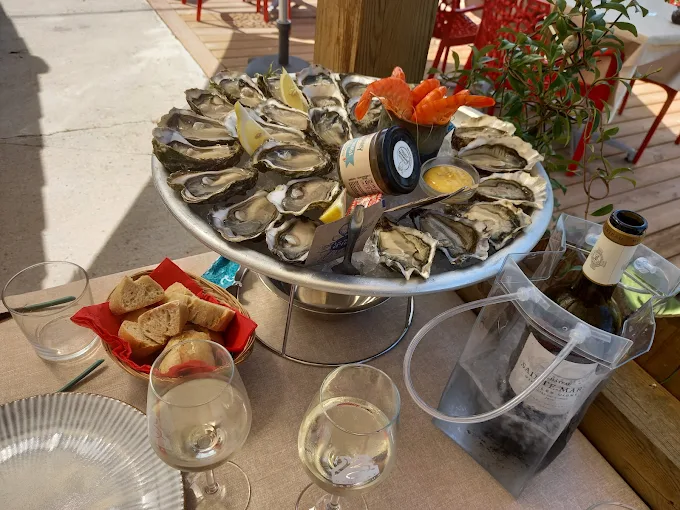 restaurant ostréicole, huîtres Bassin d’Arcachon, dégustation huîtres, vente huîtres direct producteur, cabane ostréicole Andernos-les-Bains, produits locaux Bassin d’Arcachon, vente à l’atelier, vente à la cabane, marché des Capucins, spécialités du Bassin, gastronomie locale, tradition ostréicole, circuit court alimentaire, expérience gourmande Bassin, produits frais mer, savoir-faire familial, ostréiculteurs Andernos, terrasse avec vue Bassin, dégustation fruits de mer, huîtres fraîches Bassin d’Arcachon